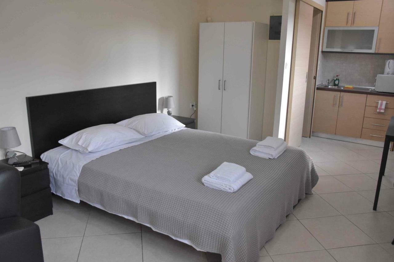 Avr Airport Deluxe Suites 4 Markópoulon Eksteriør billede